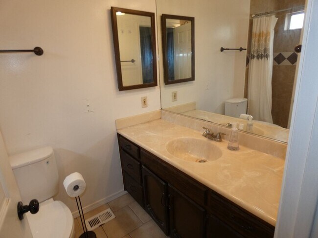 Building Photo - Charming Older Home Near Downtown Santa Maria