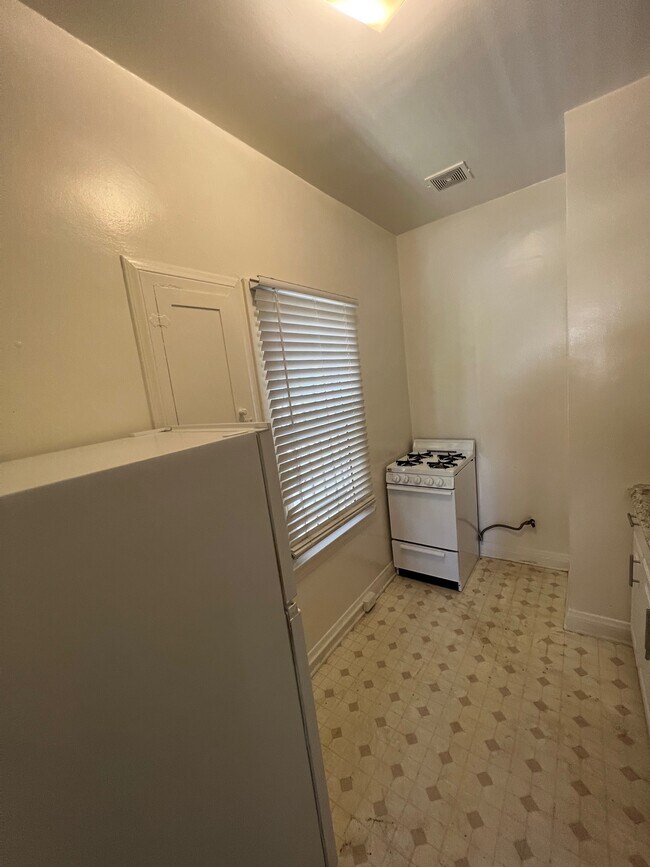 Building Photo - 1423 N Martel Ave