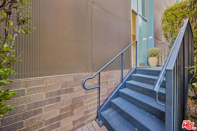 Building Photo - 7907 Willoughby Ave