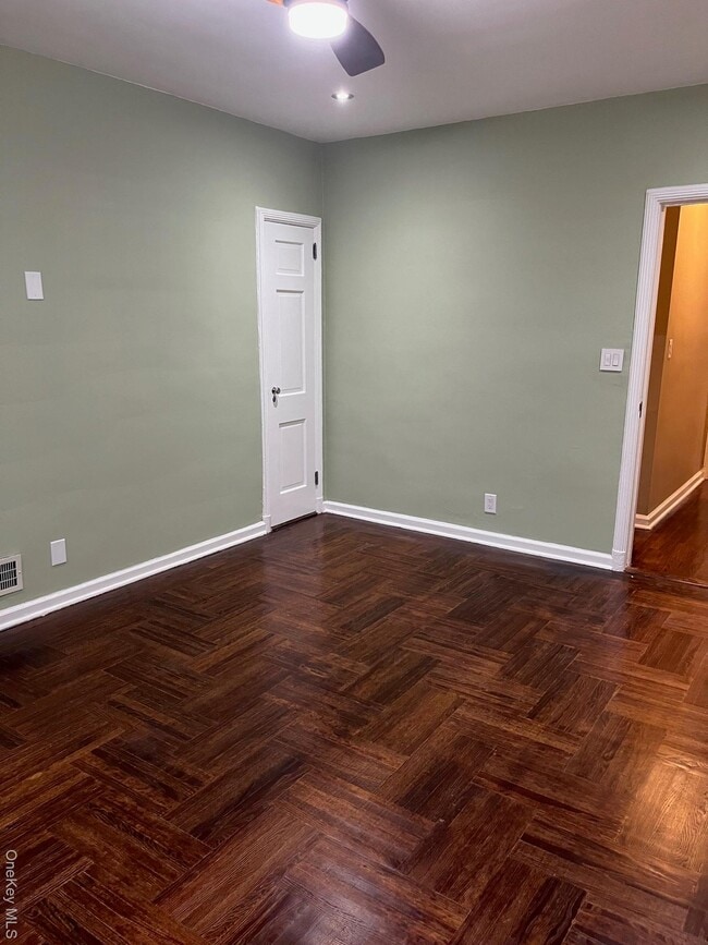 Building Photo - 1270 White Plains Rd