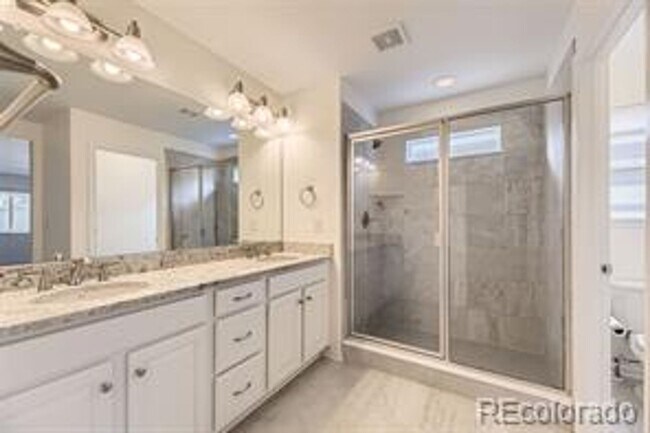 Building Photo - Spacious 3 bed 3 bath 2-story comfortable ...