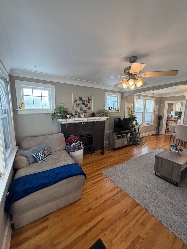 Building Photo - AVAILABLE JUNE - Beautiful 4 Bed 1 Bath Near UMD