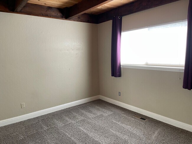 Building Photo - 3 Bed, 2 Bath with Garage - Beautiful Montgomery Estates Chalet off Pioneer Trail