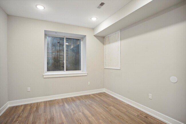 Building Photo - 1618 N Sydenham St