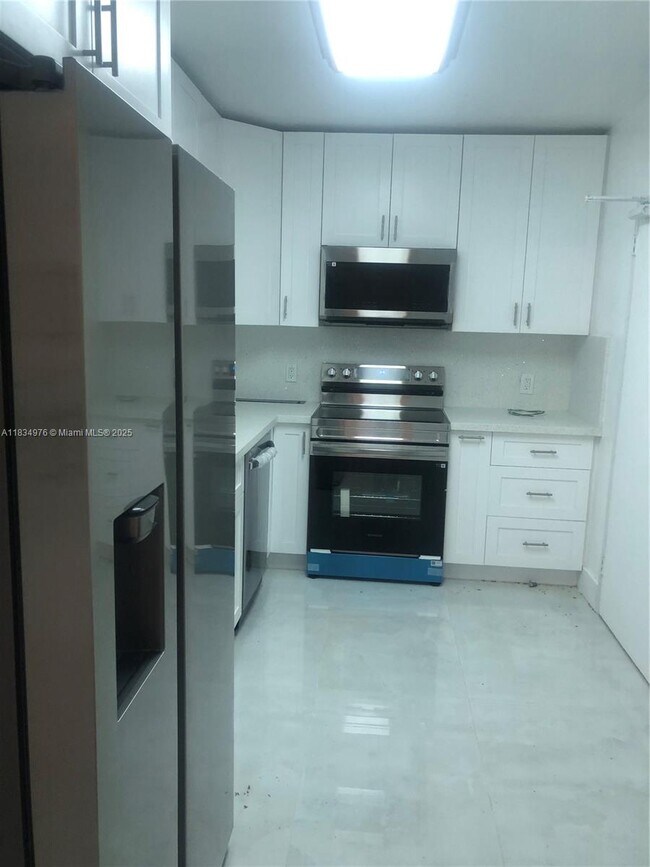 Primary Photo - 10185 Collins Ave