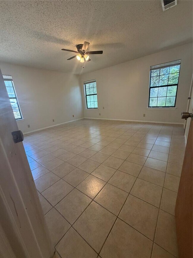 Building Photo - 11101 Oak Branch Dr