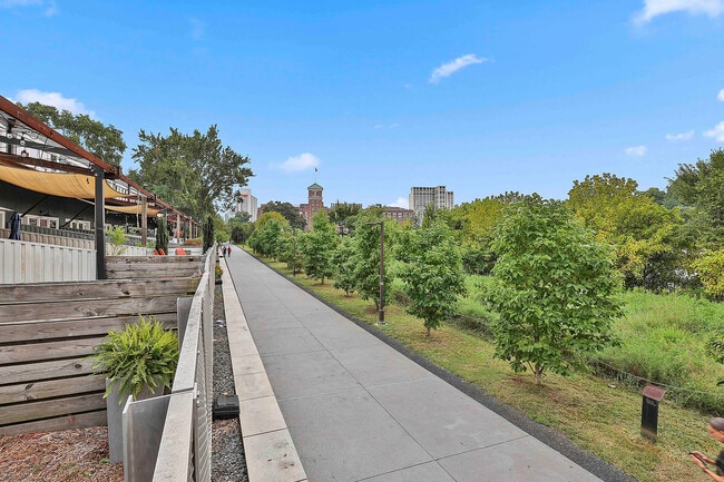 Building Photo - 675 Greenwood Ave NE