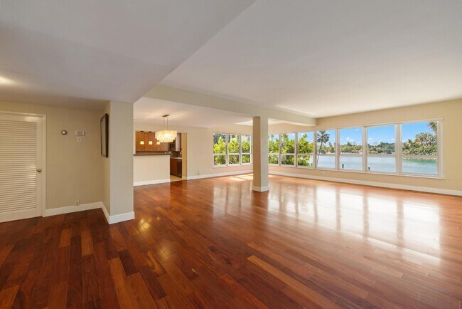Building Photo - 9102 W Bay Harbor Dr
