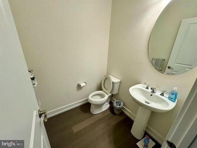 Building Photo - 906 Lakeview Ct