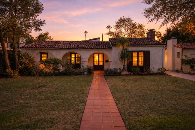 Building Photo - 2814 Fleur Dr