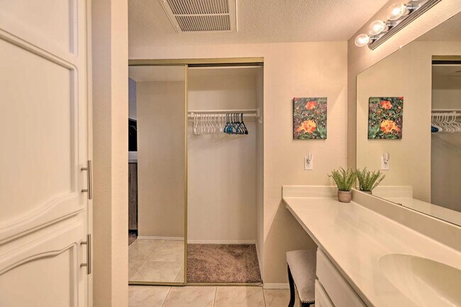 Building Photo - 170 E Guadalupe Rd