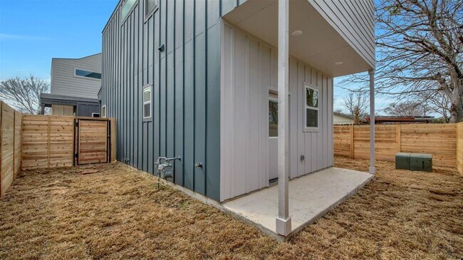 Building Photo - 1104 Begonia Terrace