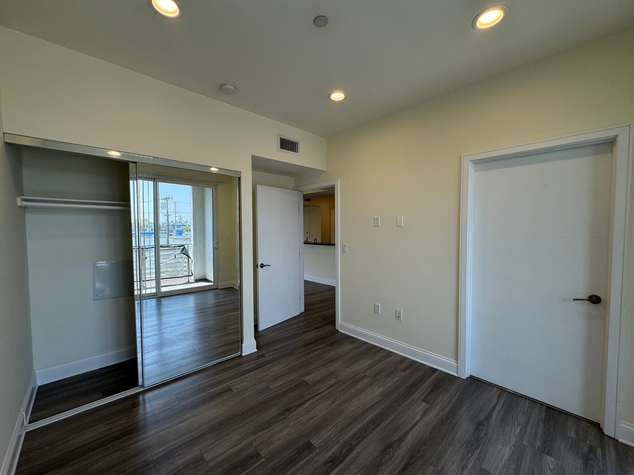 Building Photo - 14934 Burbank Blvd