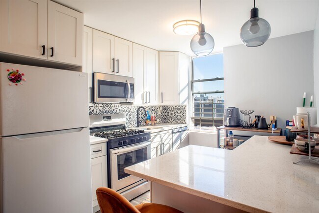 Building Photo - 1614 Summit Ave