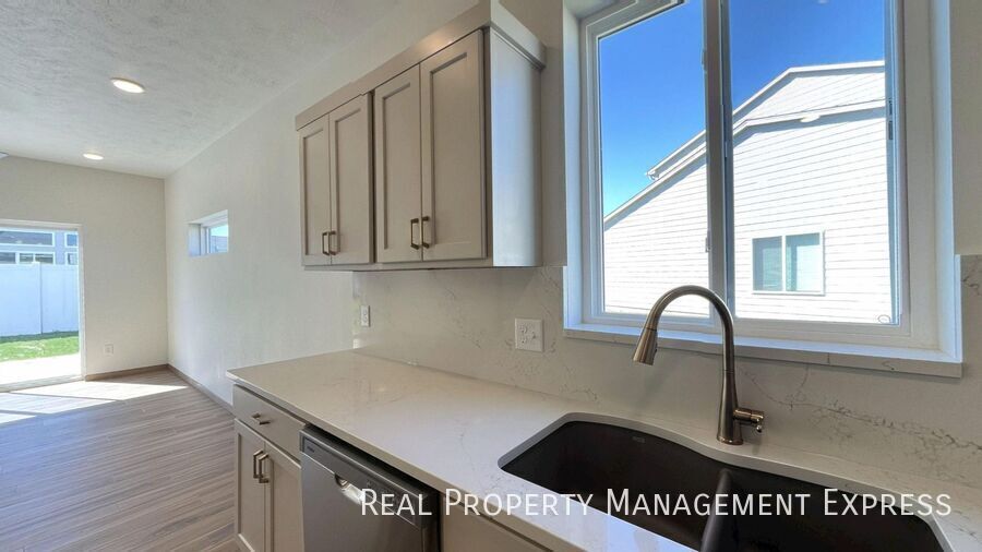 Building Photo - Modern 3 Bed, 2.5 Bath Townhome in West Sioux Falls