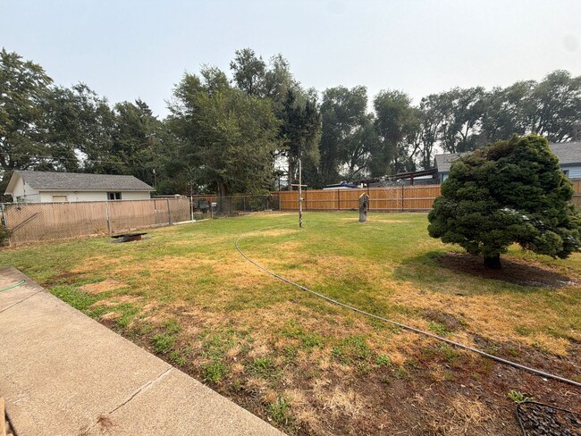 Building Photo - Freshly remodeled 3br 1ba, garage, LVP Flooring throughout.