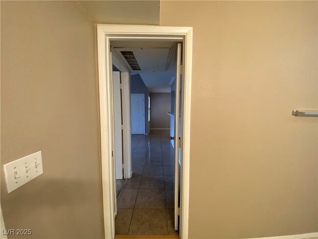 Building Photo - 1150 N Buffalo Dr