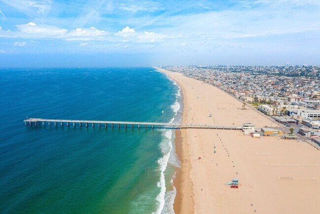Building Photo - Classic Hermosa Beach Home!