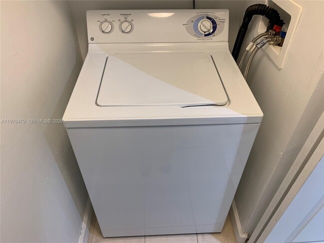 Building Photo - 570 S Park Rd