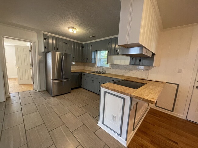 Building Photo - SPACIOUS BRICK RANCH in GOLDSBORO! 4 BR, 2 BA - FENCED-IN YARD *Convenient to SJAFB*