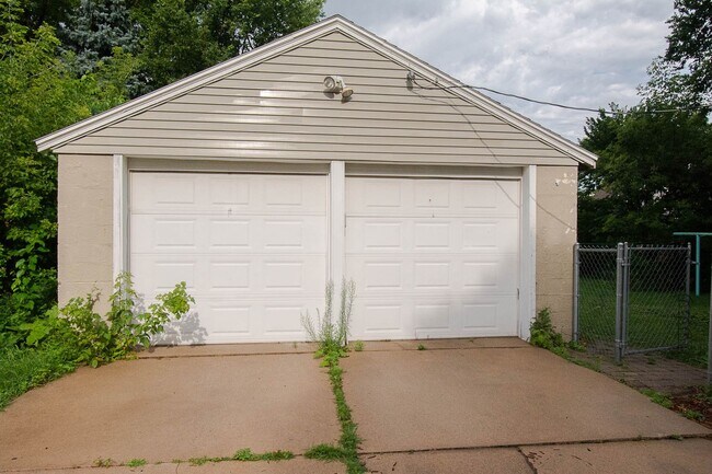 Building Photo - Charming & Spacious Main-Level Apartment Near Downtown