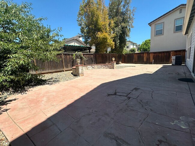Building Photo - Gorgeous 3 Bed / 2.5 Bath Home in Desirabl...