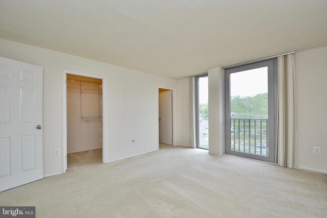 Building Photo - 4600 S Four Mile Run Dr