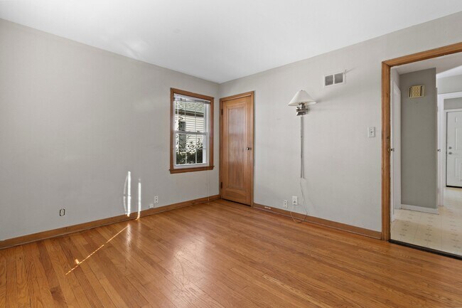 Building Photo - 4918 N Berkeley Blvd