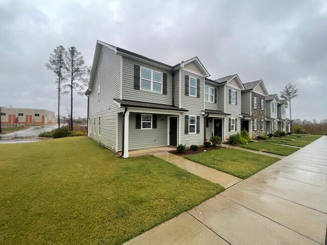 Building Photo - New 3 Bedroom 2.5 Bathroom Townhome!