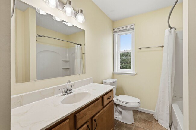 Building Photo - 554 Hand Ave