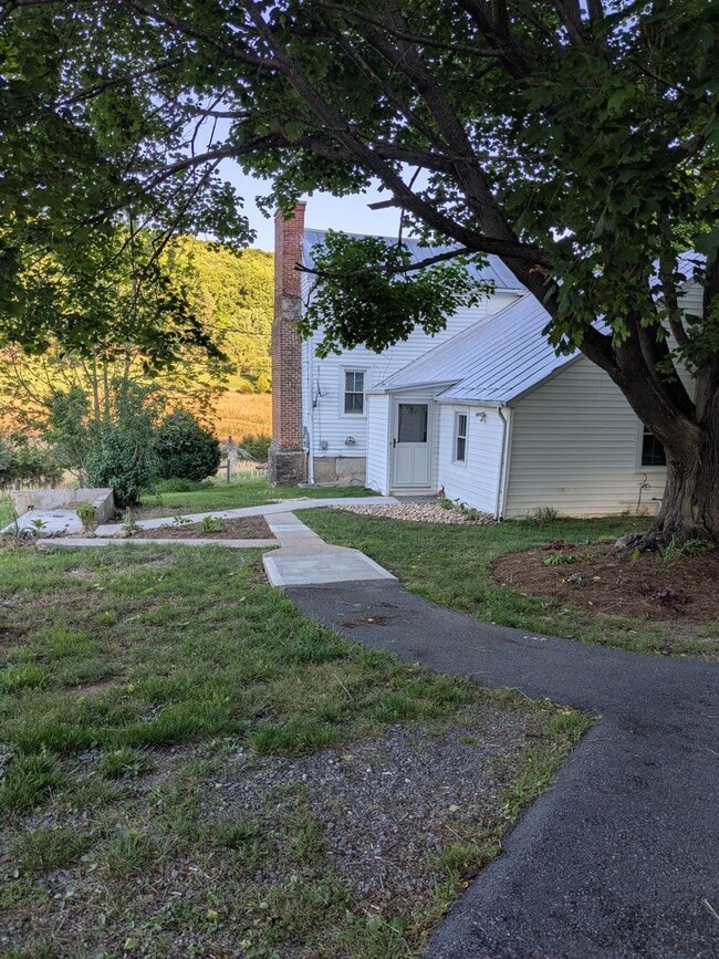 Building Photo - Renovated Farmhouse close to town