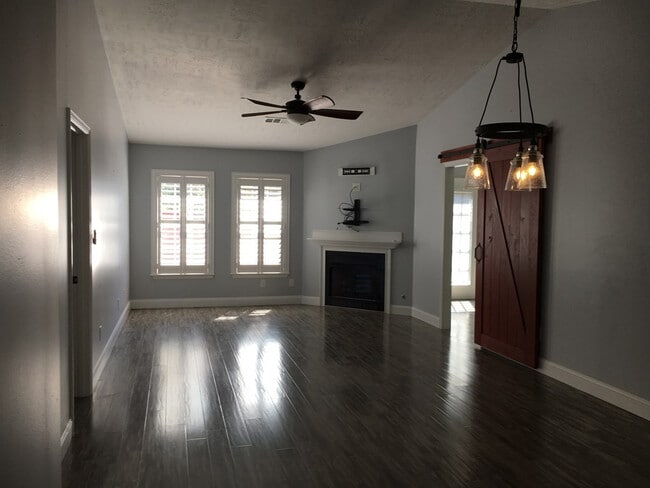 Building Photo - 116 W Middlebury Ln SW