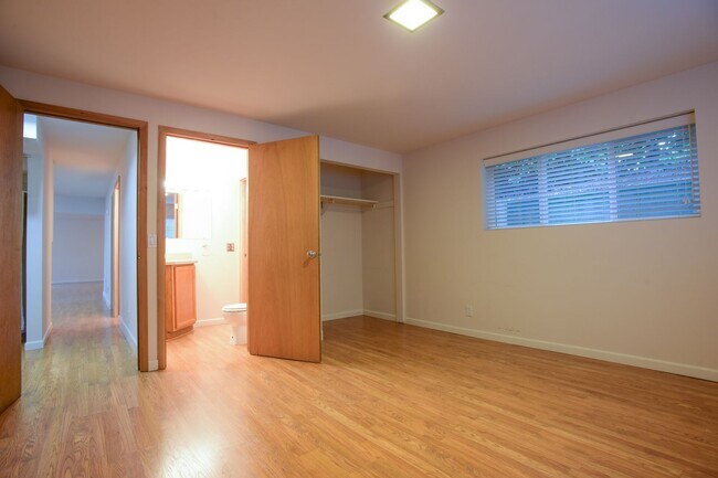Building Photo - Beautiful 4 bedroom plus office home in Ballard