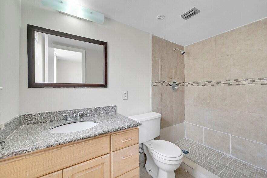 Building Photo - 2840 Somerset Dr