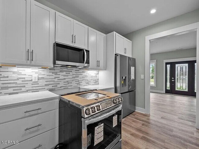 Building Photo - Beautiful New 4 Bedroom, 3 full bath plus ...
