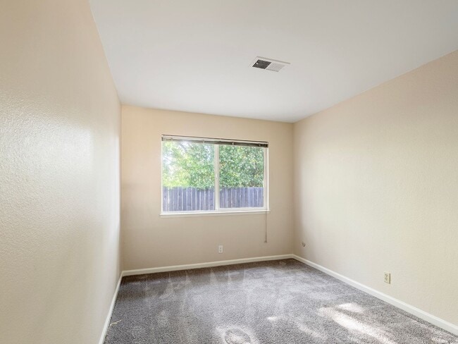 Building Photo - Single Level Ranch Home In Desirable Clayt...