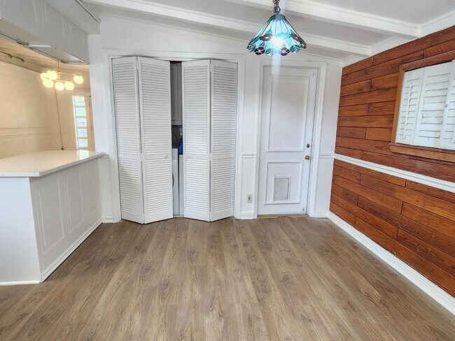 Building Photo - 305 S Loxahatchee Dr