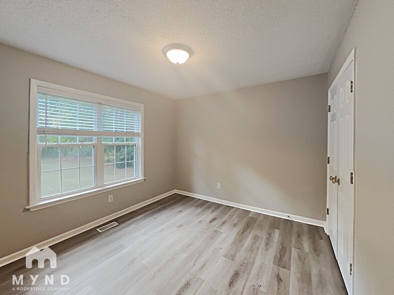 Building Photo - 165 S Ridge Dr