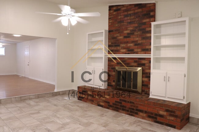 Building Photo - 744 Royal Ln