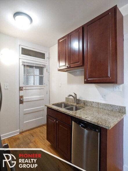 Building Photo - 4912 N Hoyne Ave