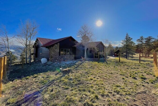 Building Photo - Large 3 bedroom home with gorgeous views i...