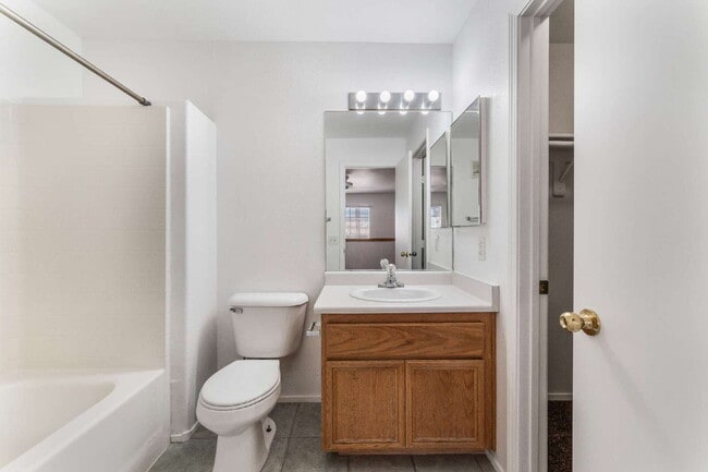 Building Photo - Move in now to this beautiful 2 story 3 bed 2.5 bath townhome near the Lakes area!