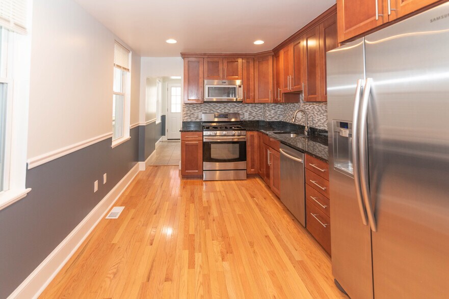 Building Photo - 423 S Eden St