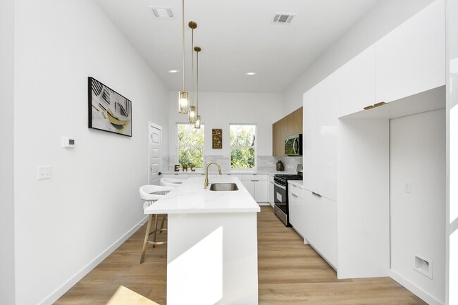 Building Photo - 1216 D E 34th St