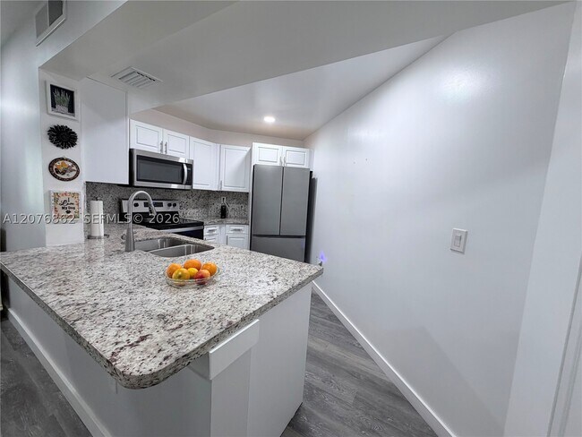 Building Photo - 9731 Fontainebleau Blvd
