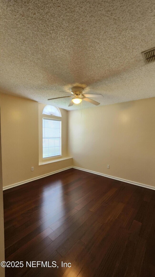 Building Photo - 256 Southlake Dr