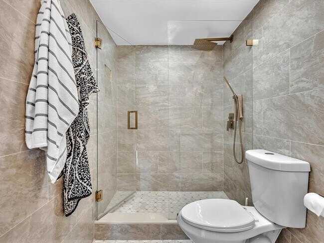 Building Photo - 20515 E Country Club Dr