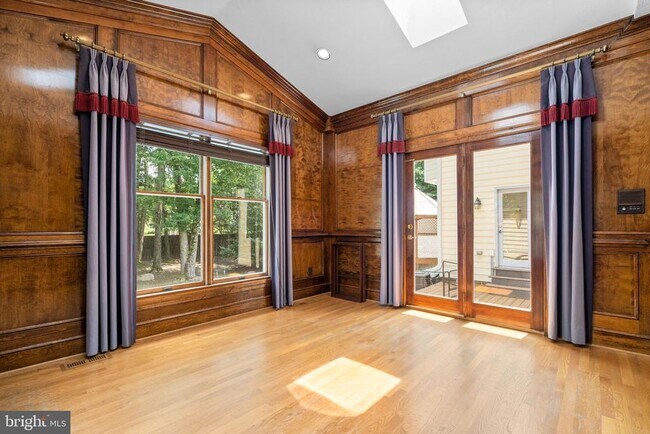 Building Photo - 1301 Daviswood Dr