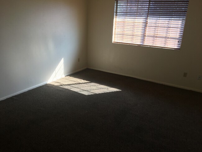 Building Photo - Cozy 2 Bedroom Apartment