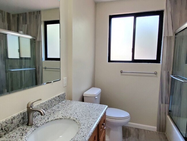Building Photo - Cute Single Family Home, Newer kitchen, Ne...
